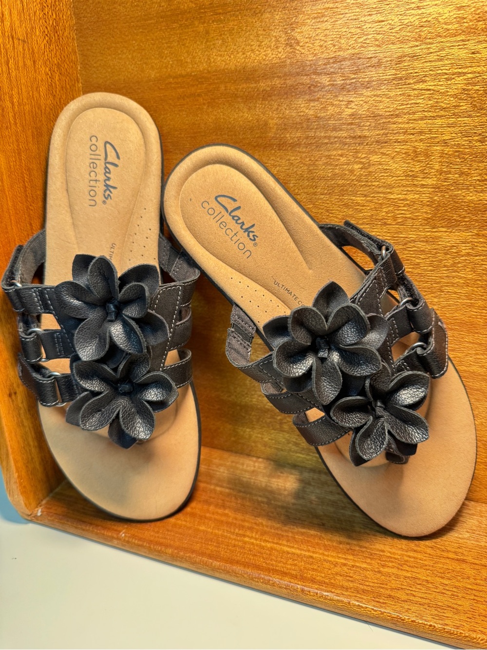 Clarks Collection Elizabelle Mae Black Floral Leather Sandals Size 8 LIKE NEW